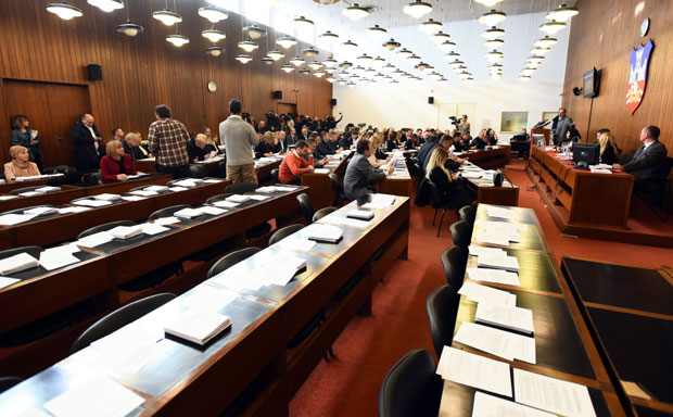 РАСПАД ГРУПЕ ПСГ У СКУПШТИНИ БЕОГРАДА: Беже од Сергеја